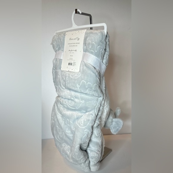 New Warm And Cozy Embossed Baby Blanket Elep Neck Pillow Set 30x40 White Fleece - Picture 8 of 8